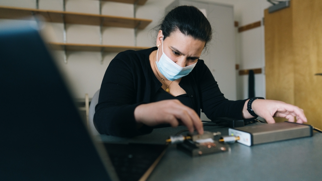 Beatrice Perez working with a detector