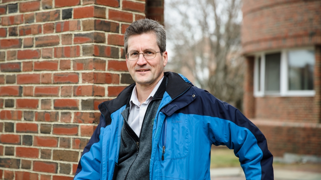 Professor David Kotz '86 has been honored by the world's largest and most prestigious association of computing professionals.